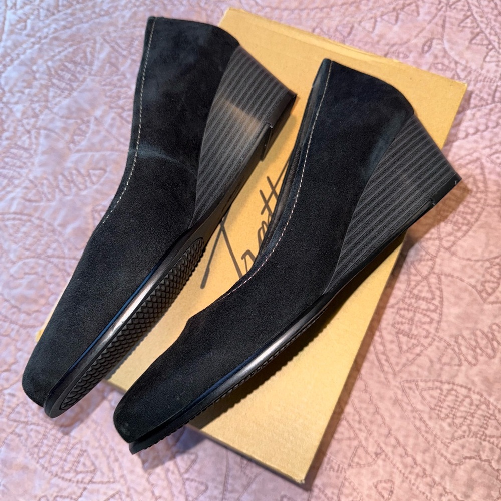 Trotters Women's Black Suede Wedge in 9 NARROW Winnie - Picture 3 of 12